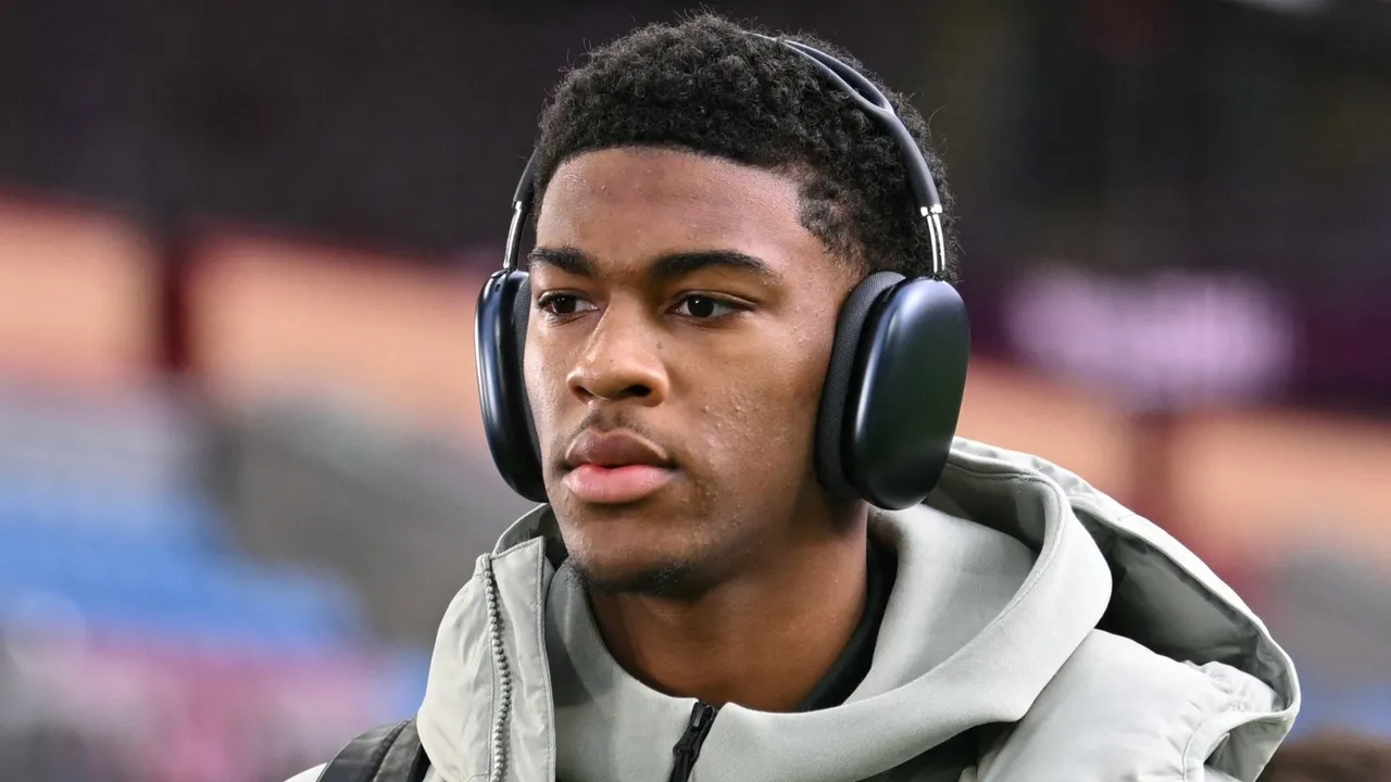 تشيلسي يرفض بيع جوش أتشيامبونغ رغم أنه بالكاد لعب في موسم 2025-26